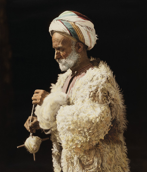 American_Colony,_Ramallah_peasant_spinning_wool_18417-020u.jpg